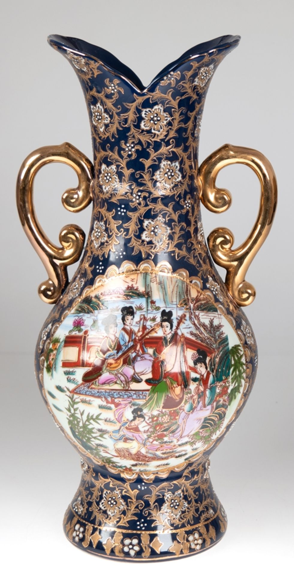 Vase, China, um 1950, florale und Goldmalerei auf blauem Grund, mit figürlicher Szene, 2 Handhaben,