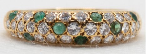 Ring, 18 k GG, in 3 Reihen besetzt mit 8 Smaragd-Cabochons und 29 Diamanten, Ges.-Gew. 4,0 g, RG 57