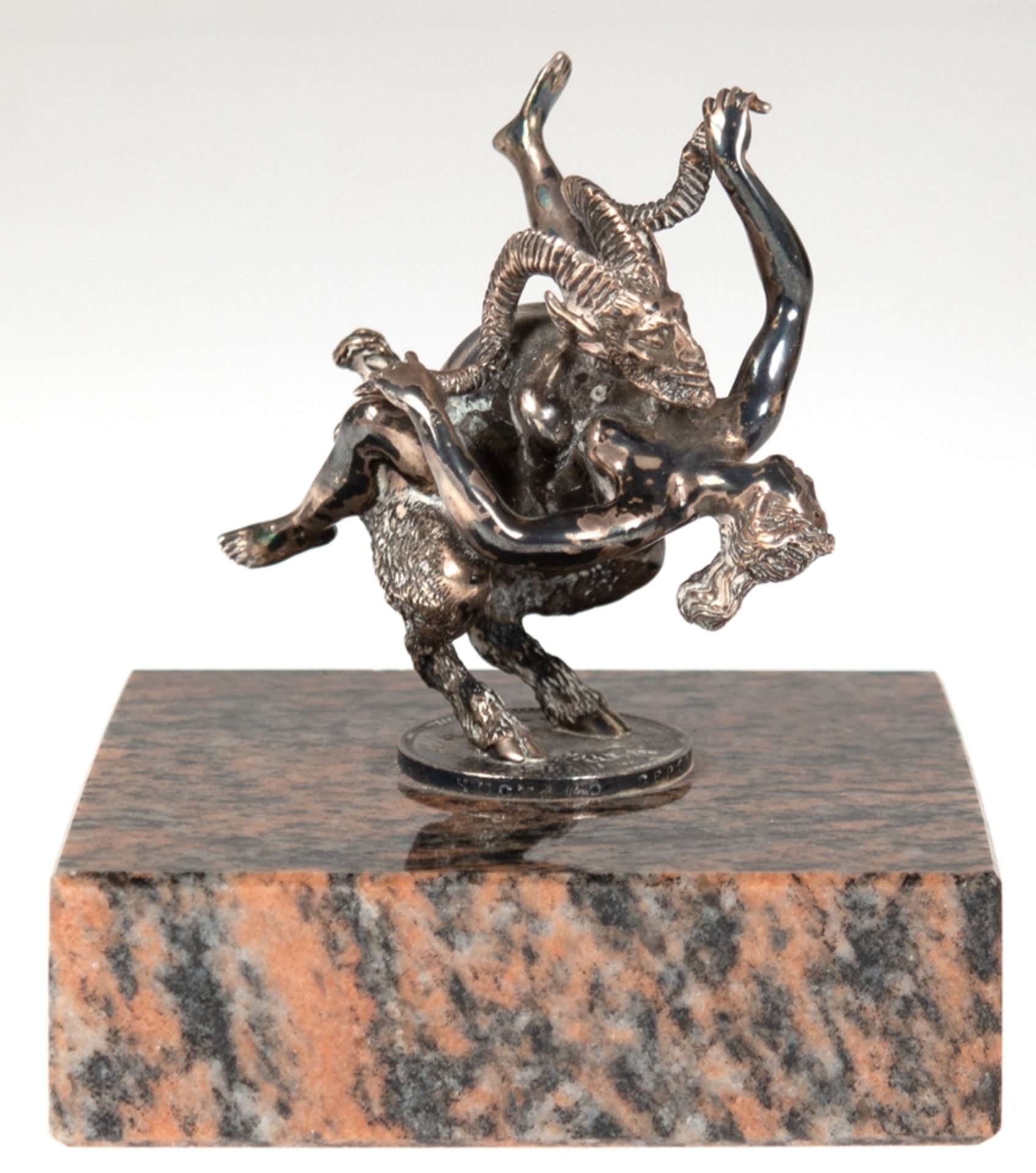 Erotika "Satyr beim Liebesakt", Rußland, 84 Zol. Silber, punziert, H. 8 cm, auf quadratischem Ste