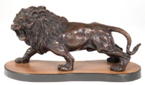 Figur "Brüllender Löwe", Bronze, braun patiniert, Nachguß,  H. 15 cm, L. 32 cm, auf ovaler Holzplin