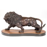Figur "Brüllender Löwe", Bronze, braun patiniert, Nachguß, H. 15 cm, L. 32 cm, auf ovaler Holzplin
