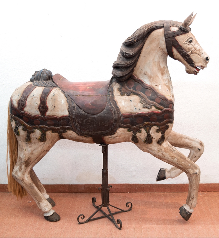 Großes Karussell-Pferd, um 1900, Holz, farbig gefaßt, auf Rücken hinter Sattel plastischer Frauenko