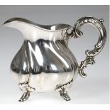 Sahne-Kännchen, 835er Silber, geschweift gerippt, auf 4 Beinchen, Ohrenhenkel, 170 g, H. 11 cm