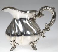 Sahne-Kännchen, 835er Silber, geschweift gerippt, auf 4 Beinchen, Ohrenhenkel, 170 g, H. 11 cm