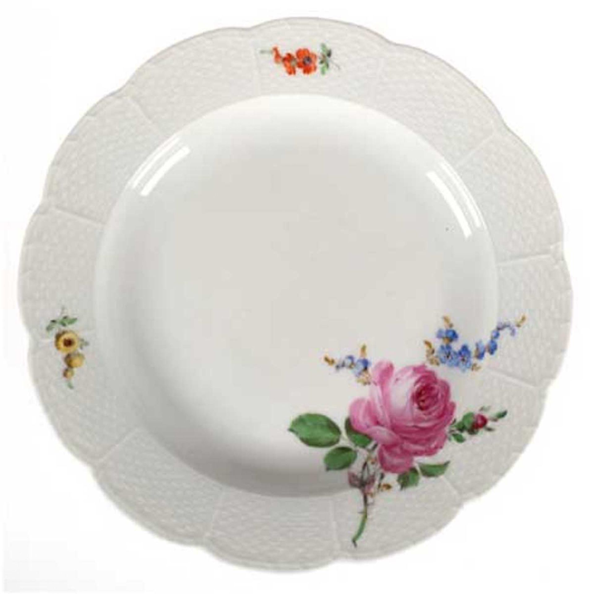 Meissen-Teller, 1924-1934, Altozier, Bunte Blume 2, schräg, 2 Schleifstriche, unterm Rand minimal b