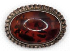 Bernstein-Brosche, oval, Fischland, 835er Silber, Kordelrand, L. 3,0 cm