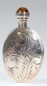 Parfüm-Flakon, 925er Silber, oval mit Ornamentdekor, Schraubverschluß mit Löffelchen und Bernsteinc