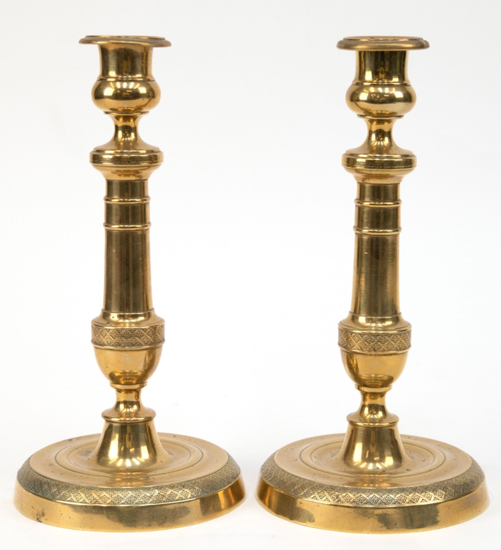 Paar Empire-Leuchter, Messing, 1-kerzig, runder Stand und  gegliederter Schaft mit ornamentalen Rel