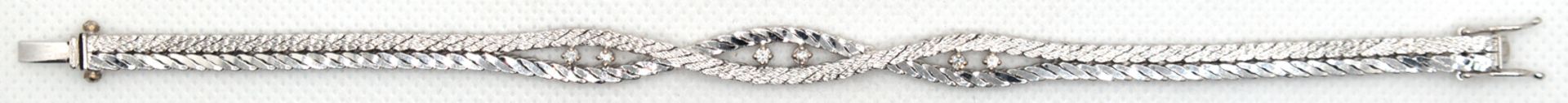 Armband, 18 k WG, Schweden, verschlungene Schauseite besetzt mit 6 Brillanten von zus. 0,20 ct. (pu