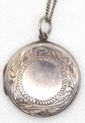 Kette mit Medaillon, 925er Silber, rund mit ornamentalem Dekor, Dm. 3,1 cm, Ketten-L. 49 cm