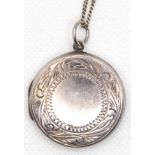 Kette mit Medaillon, 925er Silber, rund mit ornamentalem Dekor, Dm. 3,1 cm, Ketten-L. 49 cm