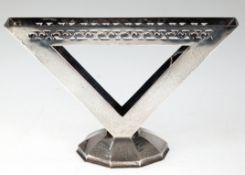 Serviettenständer, 835er Silber, dreiecksförmig mit Durchbruchrand auf zehneckigem, aufgewölbtem Fu