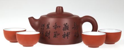 Kleine Teekanne und 4 kleine Schälchen, China, braune Keramik, mit eingeprägter Landschaft und Mark