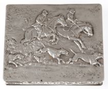 Deckeldose, 800er Silber, innen vergoldet, Deckel mit reliefierter Szene "Perforcejagd", umlaufend 