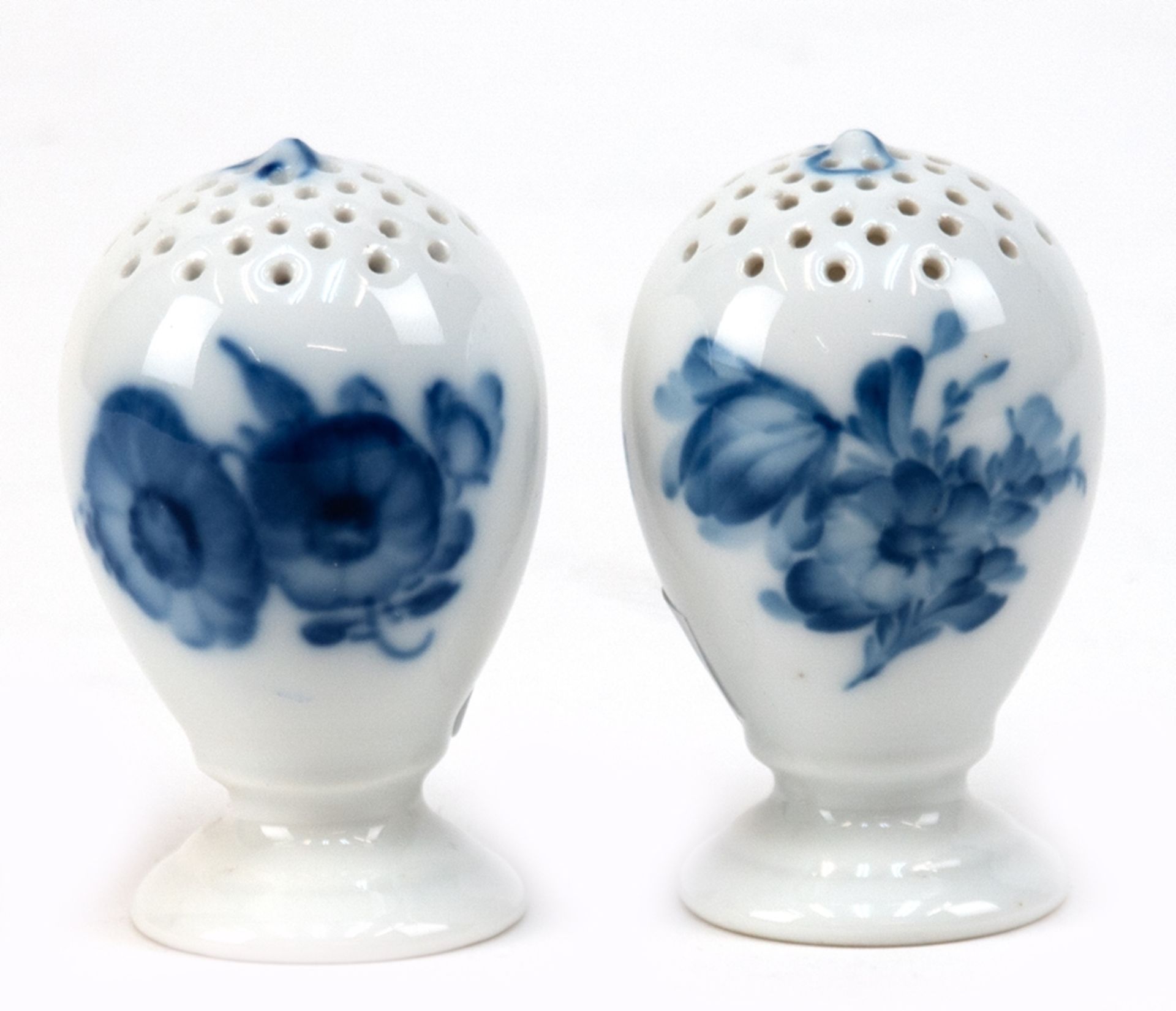 Salz- und Pfefferstreuer, Royal Copenhagen, Blaue Blume, eiförmig auf rundem Stand, H. 8 cm