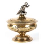 Deckeldose, Rußland, 84 Zol. Silber, vergoldet, Meisterpunze "Casikov?", auf rundem Fuß, mit orname