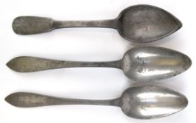 3 Zinn-Löffel, um 1800, Gebrauchspuren,  L. 2x 22,8 cm und 20,8 cm