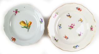 2 Meissen-Teller, def., dabei Bunte Blume 1, 1924-1934, 2. Wahl, Rand geklebt, Dm. 21,5 cm, Streubl