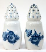 2 große Zuckerstreuer, Royal Copenhagen, Blaue Blume, zwiebeltumförmig, reliefierter Korbrand, H. 1