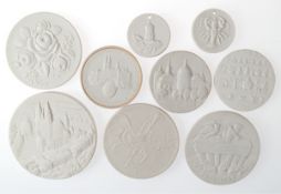 9 diverse Meissen-Plaketten, weißes Biskuitporzellan, D.m. 3,5 cm - 7,5 cm