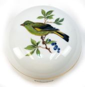 Meissen-Deckeldose, rund, Deckel mit gemaltem Vogeldekor "Grünfink auf Ast sitzend", gemalte Beeren