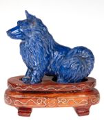 Figur "Spitz", Lapislazuli, unsigniert,  auf ovalem Holzsockel mit eingelegten Metallfäden,  Ges.-H