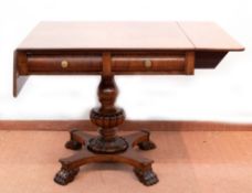 Biedermeier-Schreibtisch mit klappbaren Seitenwangen, Mahagoni, auf vierpassigem Fuß mit Löwentatze