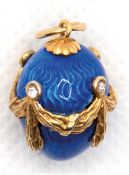 Ei-Anhänger, 84 Zol. mit blauem Transluzidemail, umlaufend vergoldetes Feston, Ges.-L. 2,4 cm