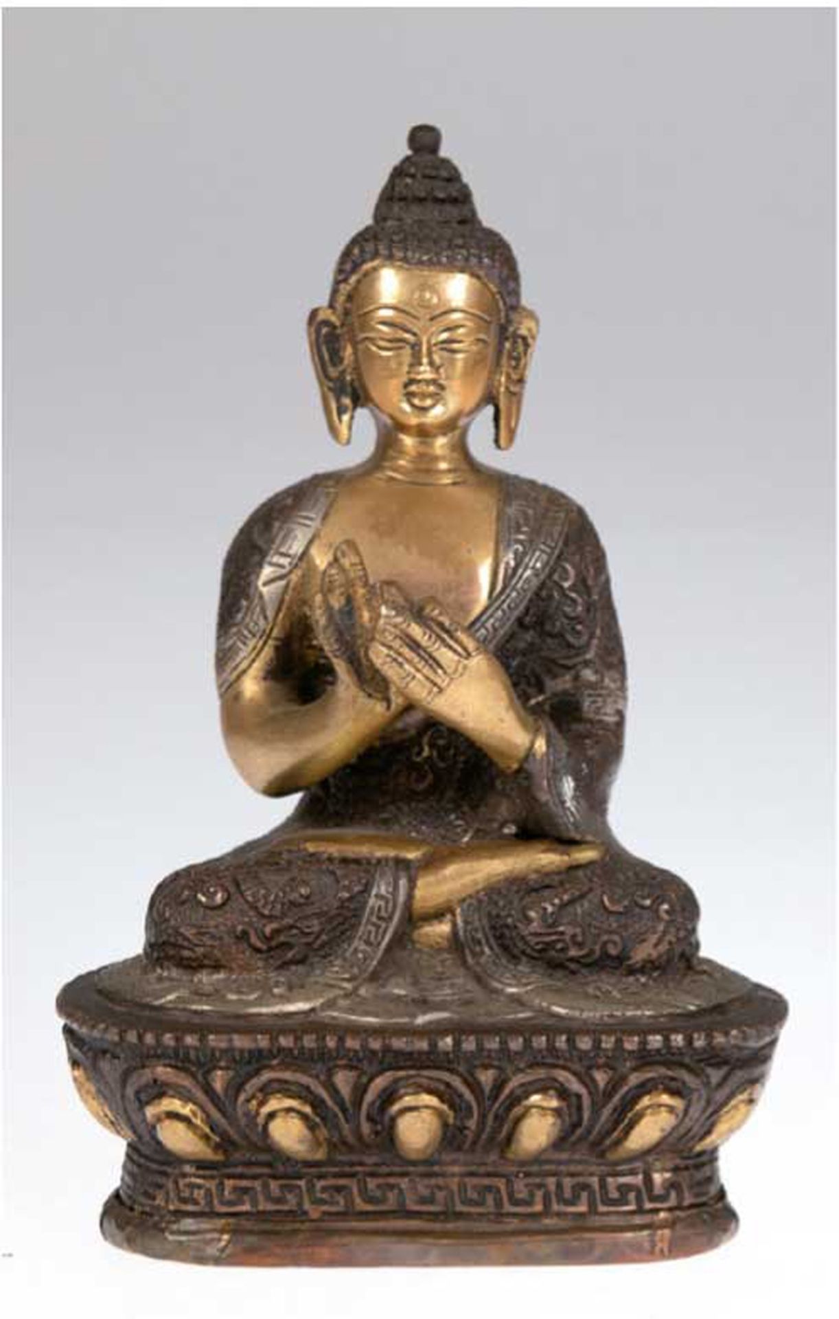 "Buddha mit Segnungsgeste auf Lotosthron sitzend", Bronze, reich reliefiertes Gewand, geschlossener