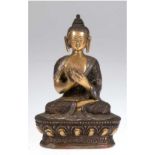 "Buddha mit Segnungsgeste auf Lotosthron sitzend", Bronze, reich reliefiertes Gewand, geschlossener