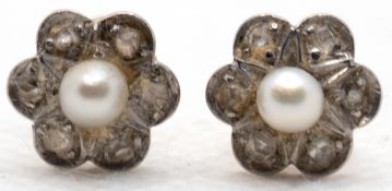 Paar Ohrstecker, 585er GG, besetzt mit Diamanten und  Perlen, Dm. 0,90 cm