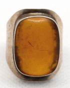 Bernstein-Ring, 835er Silber, Handarbeit, sich verbreiternde Schienen mit Hammerschlagdekor, RG 58