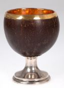 Kokosnuß-Pokalbecher mit Silberfuß, 18. Jh., Tremolierstrich,  Kuppa im Inneren wohl Kupfer vergold