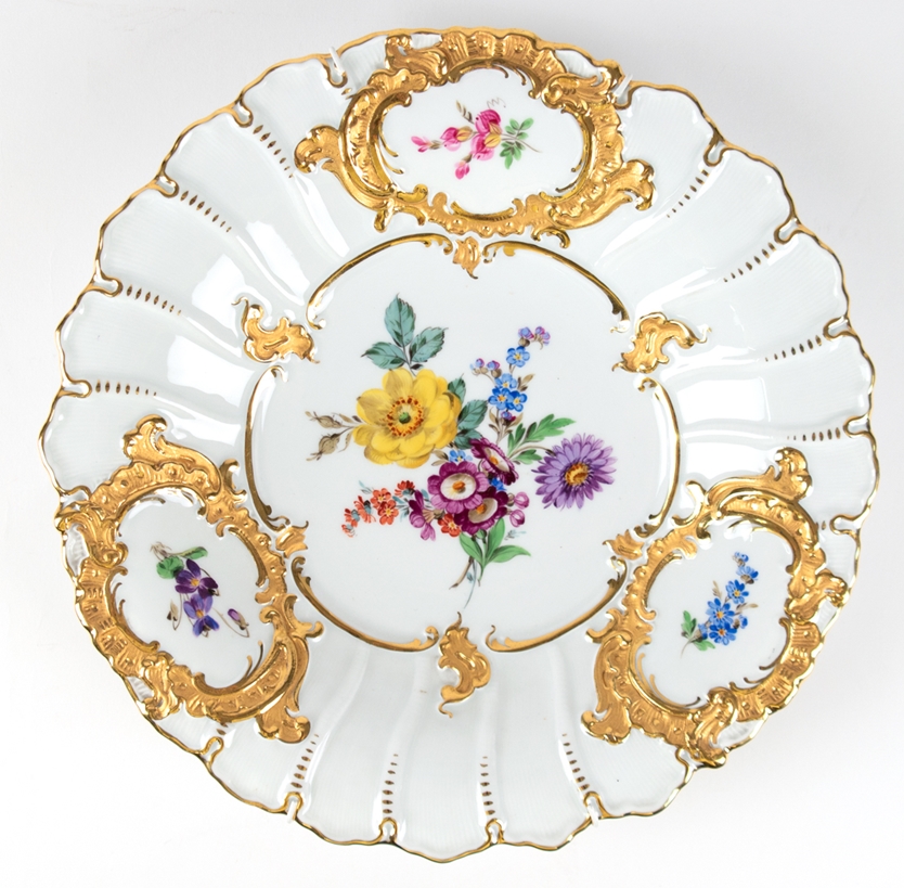 Meissen-Prunkteller, Marke 1924-1934, im Spiegel polychromes Blumenbukett, 3 reliefierte Kartuschen