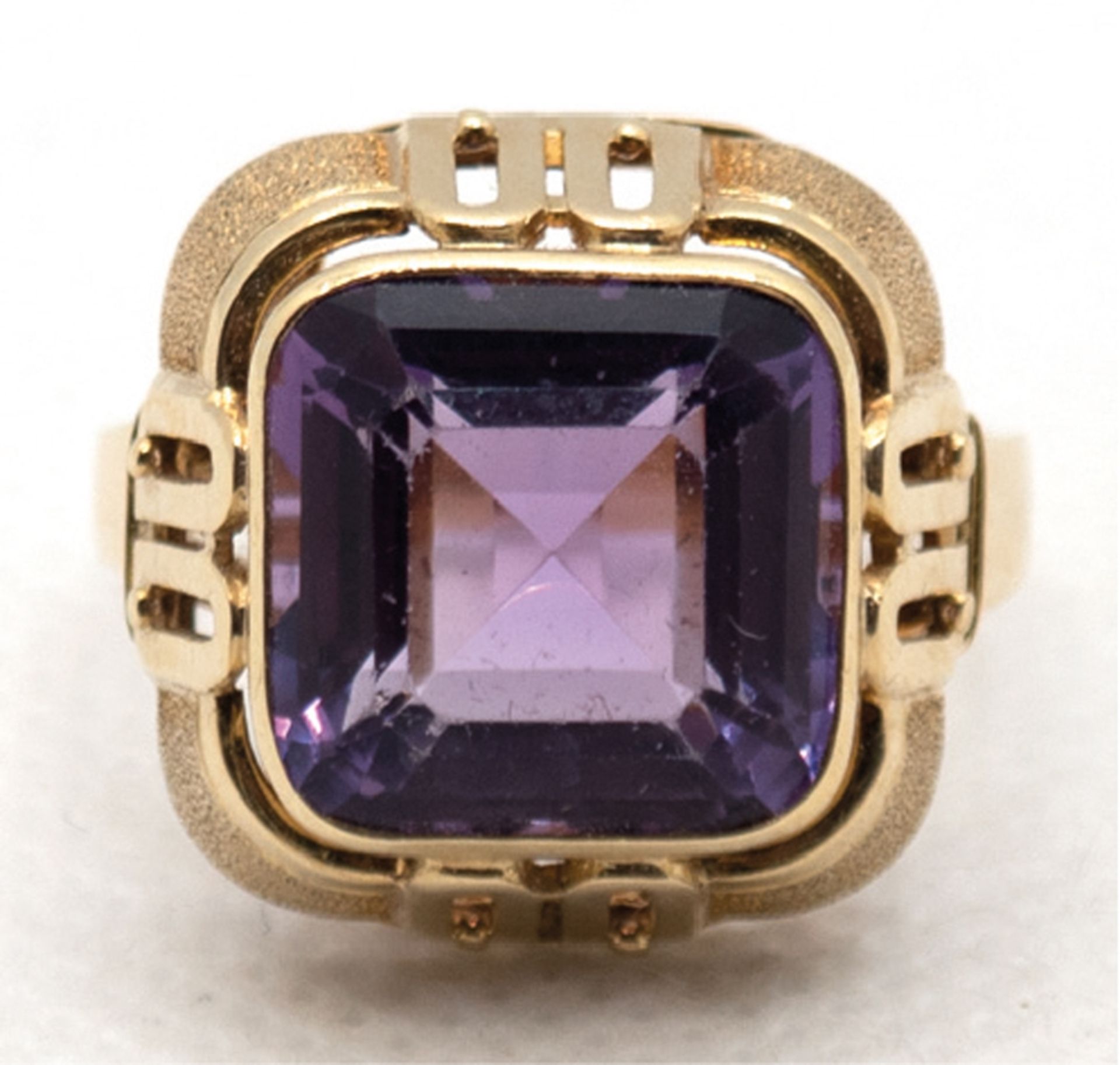 Ring, GG 585, ca. 7,0 g, Amethyst mit guter Farbe und Schliff,, Größe des Ringkopfes ca. 1,7 x 1,7 