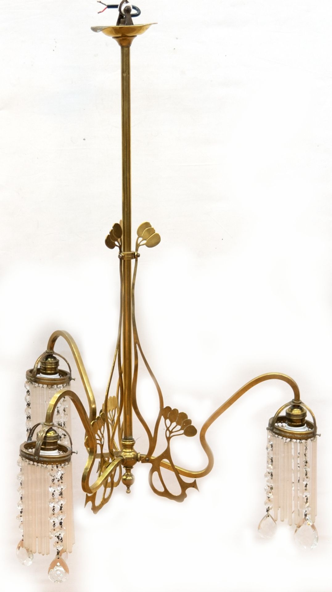 Jugendstil-Deckenlampe, um 1900, Messing, 3 geschwungene Lampenarme mit Blatt- und Ornamentaldekor,