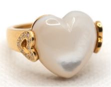 Ring, Jette Joop, 750er Gold, besetzt mit großem Mondstein-Herz, Ringschulter je herzförmig mit 10 