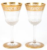2 Sherry-Gläser, mit feinem Golddekorrändern und geschliffenem Stiel und Kuppaansatz, H. 13 cm