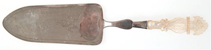 Tortenheber, Silber mit Perlmuttgriff, Mitte 19. Jh., ziselierte Schaufel mit Akanthusblattdekor, L