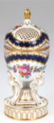 Duft-Eidose auf 3 geschwungenen Füßen, Marke "2 verschlungene C, Sevres", polychrome Blumenmalerei 