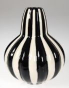 Vase, Keramik, u 1930, Entwurf Walter Stock für Velten Vordamm, monogr. "S", kürbisförmig, schwarz/