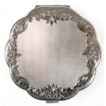 Schminkdose, 3 Deckel 925er Silber, mit Innenspiegel, runde geschweifte Form, mit Netz- und Florald