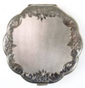 Schminkdose, 3 Deckel 925er Silber, mit Innenspiegel, runde geschweifte Form, mit Netz- und Florald