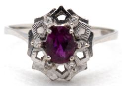 Ring, 585er WG, besetzt mit oval facettiertem Rubin und 6 kleinen Brillanten, ges. 2,44 g, RG 56