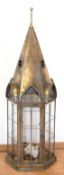Laterne/ Windlicht, in Form eines Turmes, Metall, messingfarben mit gesprossten Fenstern, H. 89 cm