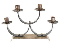 Kerzenleuchter, 4-flammig, Umkreis Bauhaus, Schmiedeeisen, Hammerschlagdekor, H. 24,5 cm, B. 37,5 c