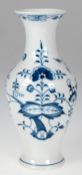Meissen-Vase, Zwiebelmuster, Balusterform, 1. Wahl, H. 23,5 cm