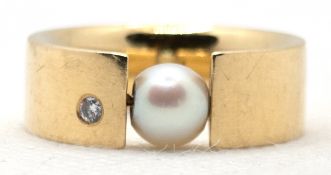 Ring, 750er GG, massive Schiene besetzt mit Brillant von 0,04 ct. und zwischengesetzter Perle, ges.