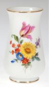 Meissen-Vase, Buntes Blumenbukett, Goldrand, 1. Wahl, H. 11 cm