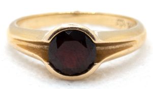 Ring, 585er GG, besetzt mit rund facettiertem Granat, ges. 3,57 g, RG 57